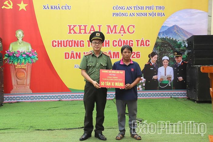 Lãnh đạo Phòng An ninh nội địa, Công an tỉnh trao tặng 50 tấn xi măng để Nhân dân thôn Vì làm đường giao thông nông thôn.