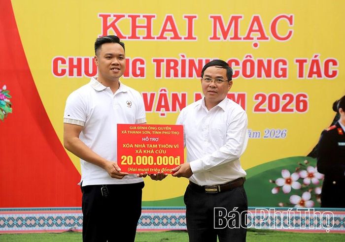 Doanh nghiệp trao ủng hộ chương trình xóa nhà tạm của thôn Vì.