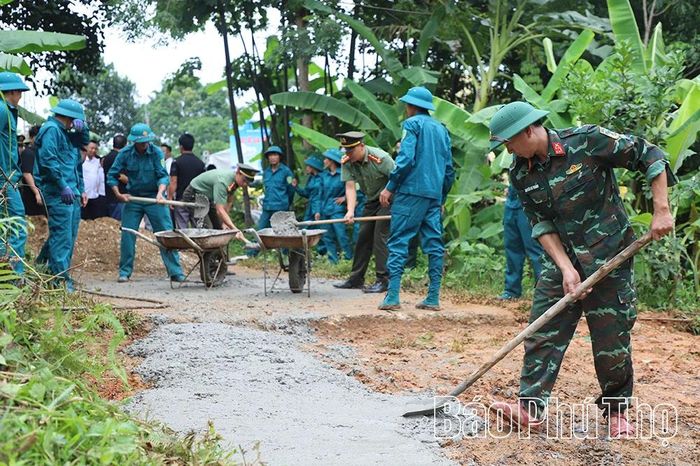 Việc khởi công công trình đường giao thông nông thôn (hoàn thành trước 10/7/2026) góp phần giúp thôn Vì phát triển kinh tế - xã hội.