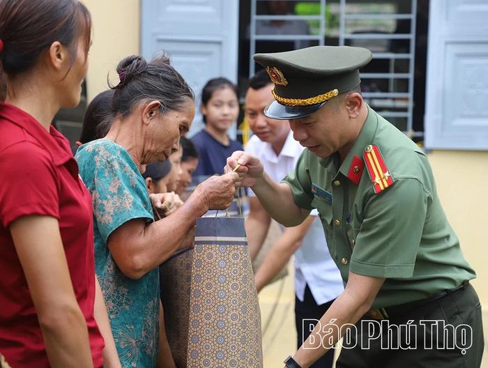 Lãnh đạo xã Khả Cửu và Phòng An ninh nội địa trao tặng 16 suất quà cho các hộ có hoàn cảnh khó khăn của xóm Vì.