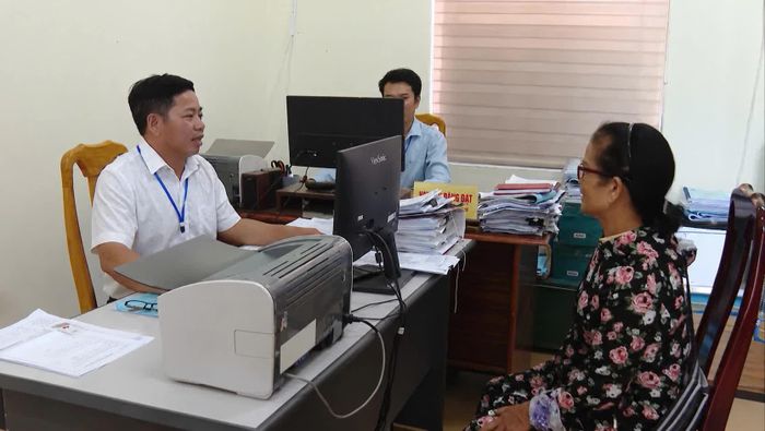 Anh Trần Như Lĩnh, chuyên viên Phòng Kinh tế, UBND xã Cam Hồng khắc phục khó khăn đáp ứng yêu cầu công việc trong bối cảnh mới - Ảnh: N.B