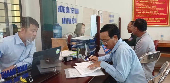 Cán bộ cấp xã tăng cường nâng cao trình độ chuyên môn nghiệp vụ giải quyết hồ sơ cho người dân - Ảnh: N.B