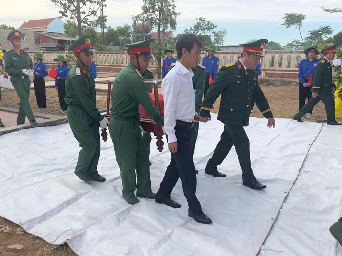 Đưa hài cốt liệt sĩ về nơi an táng - Ảnh: Thùy Trang