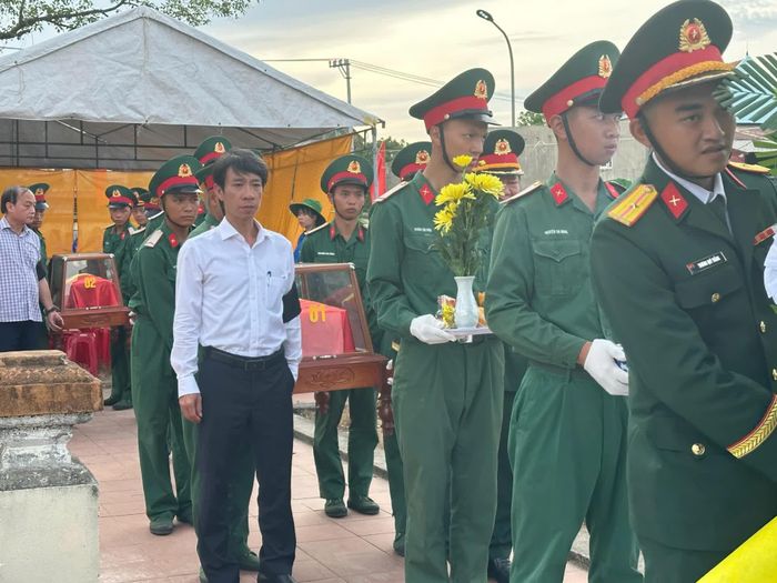 Đưa hài cốt liệt sĩ về nơi an táng - Ảnh: Thùy Trang