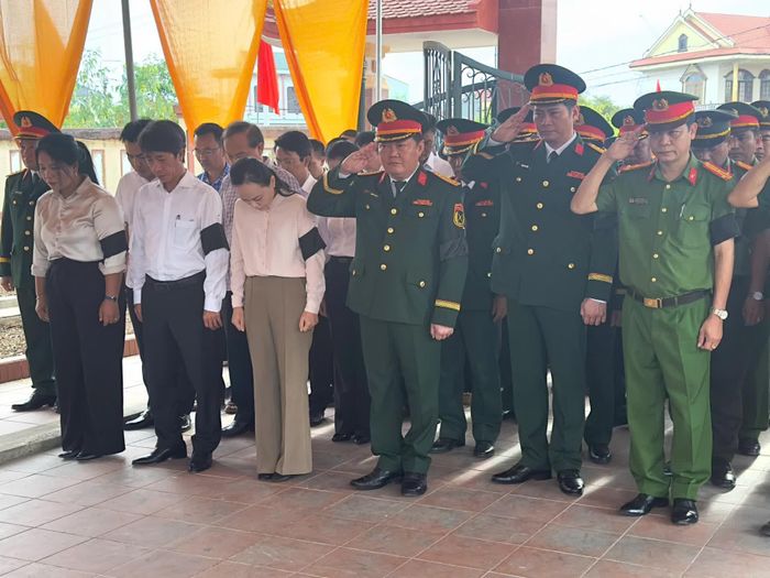 Lễ truy điệu và an táng hài cốt liệt sĩ diễn ra trong không khí trang nghiêm, xúc động - Ảnh: Thùy Trang