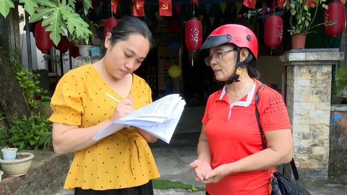Thành viên tổ công tác các khu phố ở phường Đông Hà đến từng gia đình trên địa bàn để tuyên truyền về chủ trương sắp xếp tổ dân phố - Ảnh: Đ.V