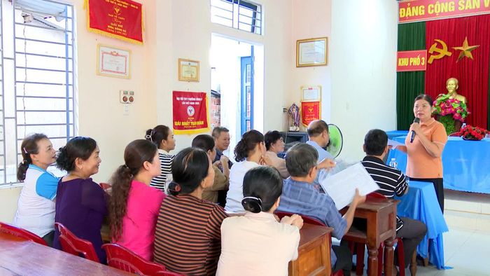 Khu phố 3, phường Đông Hà tổ chức họp dân lấy ý kiến về đề án sắp xếp lại khu phố - Ảnh: Đ.V