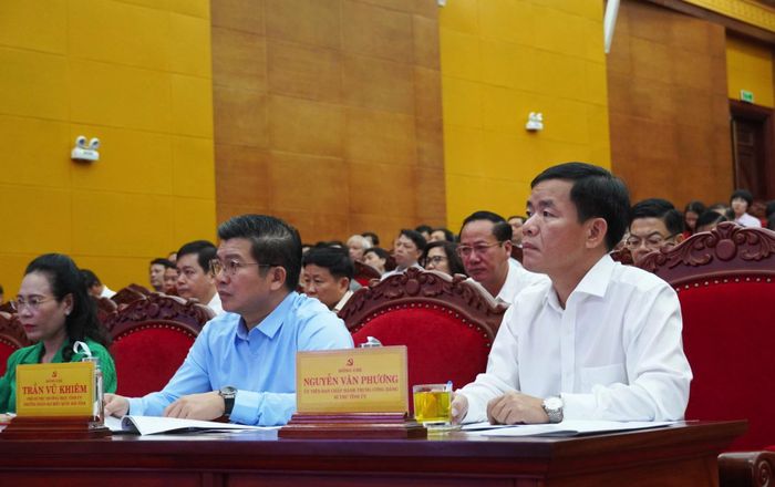 Đồng chí Nguyễn Văn Phương, Bí thư Tỉnh ủy và các đồng chí lãnh đạo tỉnh tham dự hội nghị tại điểm cầu Tỉnh ủy Quảng Trị - Ảnh: X.P