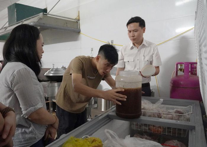 Đoàn kiểm tra liên ngành kiểm tra việc bảo đảm an toàn thực phẩm của một bếp ăn tập thể trên địa bàn tỉnh - Ảnh: H.L