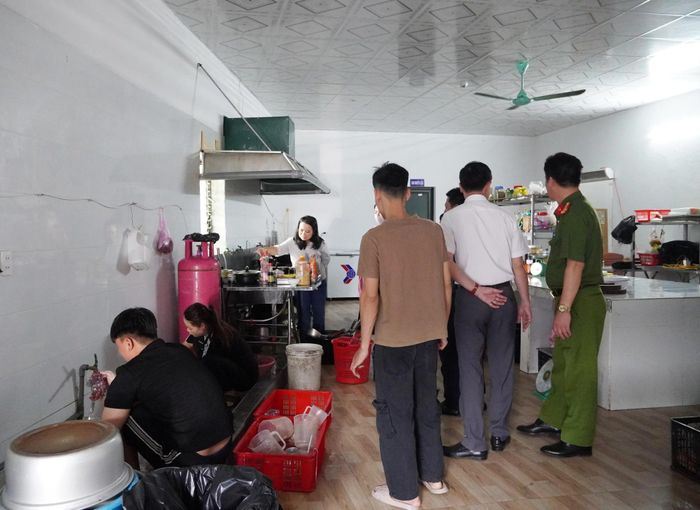 Đoàn kiểm tra liên ngành kiểm tra việc bảo đảm an toàn thực phẩm của một bếp ăn tập thể trên địa bàn tỉnh - Ảnh: H.L