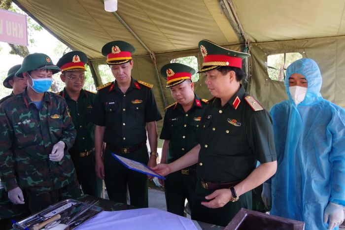 Đoàn công tác Quân khu 4 kiểm tra, thăm hỏi, động viên và tặng quà các lực lượng thực hiện nhiệm vụ lấy mẫu, số hóa thông tin và bàn giao mẫu hài cốt liệt sĩ tại Nghĩa trang liệt sĩ quốc gia Đường 9 - Ảnh: X.D