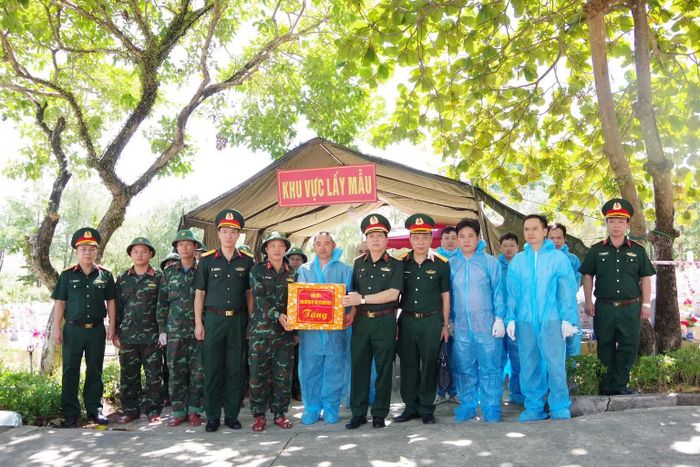 Đồng chí Thiếu tướng Lê Văn Trung, Phó Chính ủy Quân khu, Trưởng ban Chỉ đạo tìm kiếm, quy tập và xác định danh tính hài cốt liệt sĩ Quân khu 4 tặng quà các lực lượng đang thực hiện nhiệm vụ lấy mẫu, số hóa thông tin và bàn giao mẫu hài cốt liệt sĩ tại Nghĩa trang liệt sĩ quốc gia Đường 9 - Ảnh: X.D