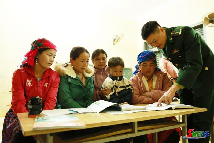 Hội viên phụ nữ xã Mường Lạn tham gia lớp xóa mù chữ do Đồn Biên phòng Mường Lạn tổ chức.