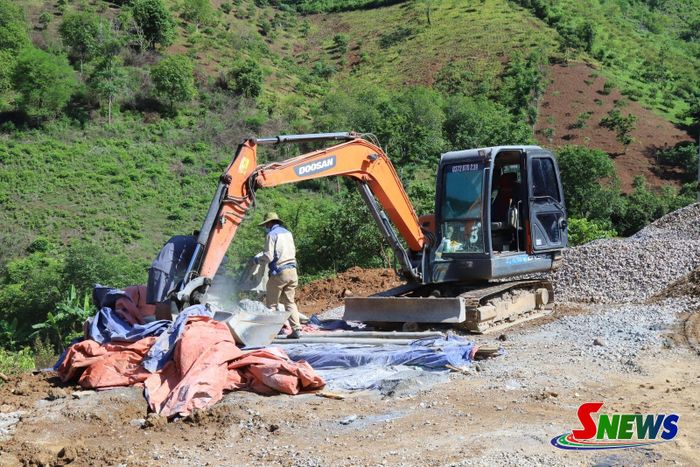 Thi công dự án nâng cấp tuyến đường từ bản Sai - bản Tin Tốc, xã Chiềng Khương.