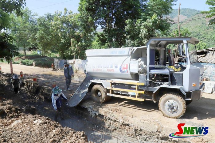Thực hiện hạng mục lắp đặt rãnh dọc tuyến thi công Dự án nâng cấp tuyến đường từ bản Sai - bản Tin Tốc.