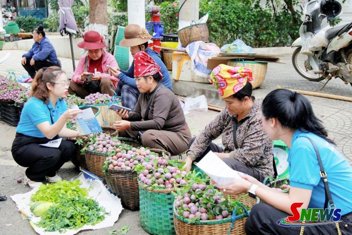 Viên chức BHXH tỉnh tuyên truyền chính sách BHYT tại các chợ dân sinh.