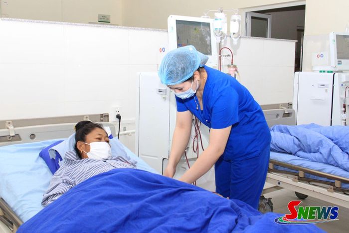 Y, bác sĩ Bệnh viện Đa khoa tỉnh thăm khám cho bệnh nhân chạy thận nhân tạo.