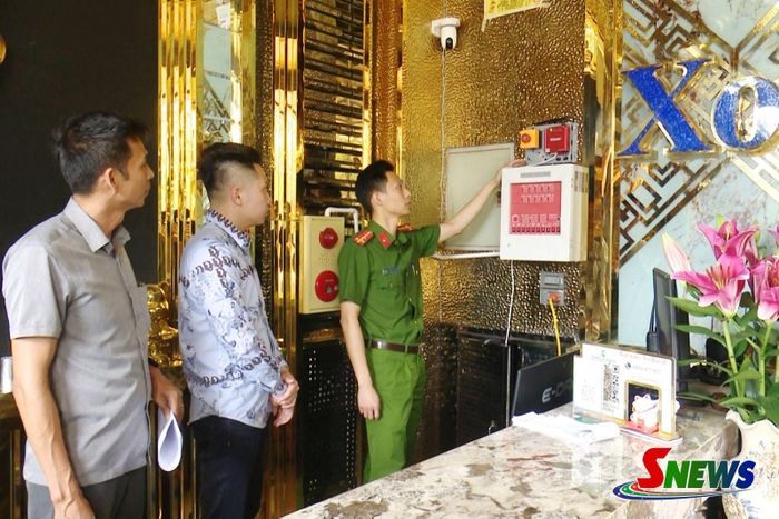 Lắp đặt thiết bị truyền tin báo cháy tại quán karaoke XO LUXURY Sơn La, phường Chiềng Cơi.