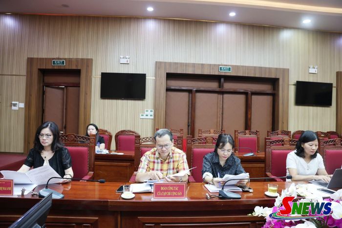 Các đại biểu tham dự cuộc làm việc.