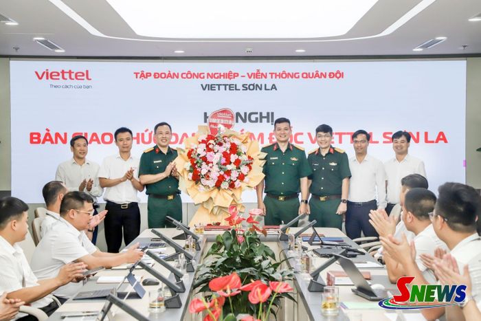 Các đơn vị tặng hoa chúc mừng Trung tá Lê Duy Dương và Thiếu tá Nguyễn Chí Công.