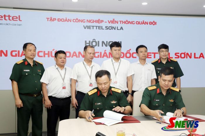 Ký bàn giao chức danh Giám đốc Viettel Sơn La.
