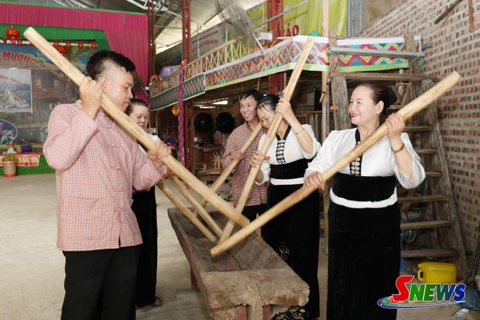 Thành viên CLB Văn hóa xứ Mường Bắc Yên trình diễn gõ đuống.