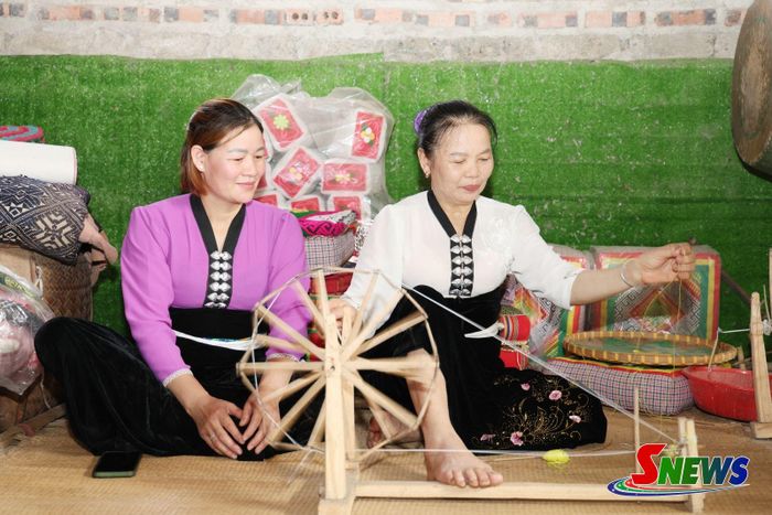 Thành viên CLB Văn hóa xứ Mường Bắc Yên giữ nghề dệt truyền thống.