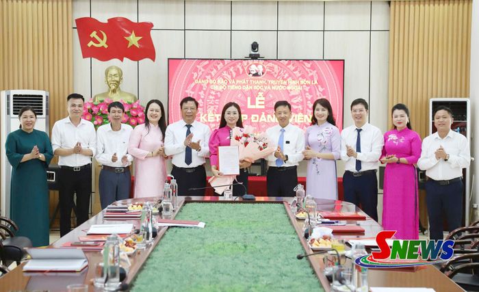 Lãnh đạo Đảng ủy, các chi bộ chúc mừng đảng viên Lò Thị Minh Châu, Chi bộ Tiếng dân tộc và nước ngoài.