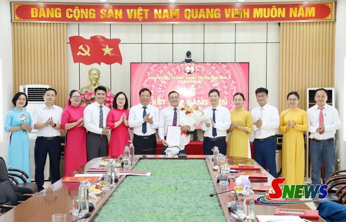Lãnh đạo Đảng ủy, các chi bộ chúc mừng đảng viên Nguyễn Trung Hiếu, Chi bộ Thời sự.