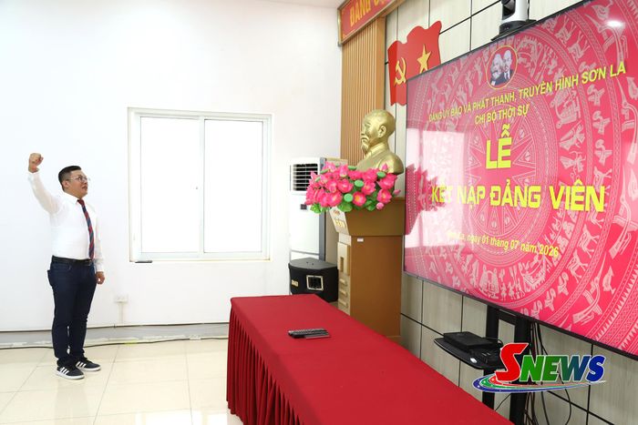 Đảng viên Nguyễn Trung Hiếu, Chi bộ Thời sự tuyên thệ.