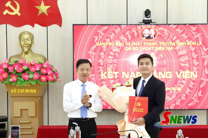 Lãnh đạo Đảng ủy Báo và Phát thanh, truyền hình Sơn La trao quyết định và tặng hoa chúc mừng đảng viên Cầm Ngọc Giang, Chi bộ Thư ký biên tập.