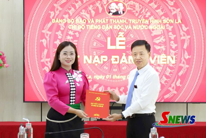 Lãnh đạo Đảng ủy Báo và Phát thanh, truyền hình Sơn La trao quyết định cho đảng viên Lò Thị Minh Châu, Chi bộ Tiếng dân tộc và Nước ngoài.