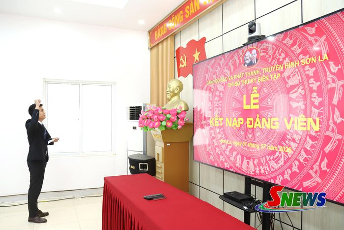 Đảng viên Cầm Ngọc Giang, Chi bộ Thư ký biên tập tuyên thệ.