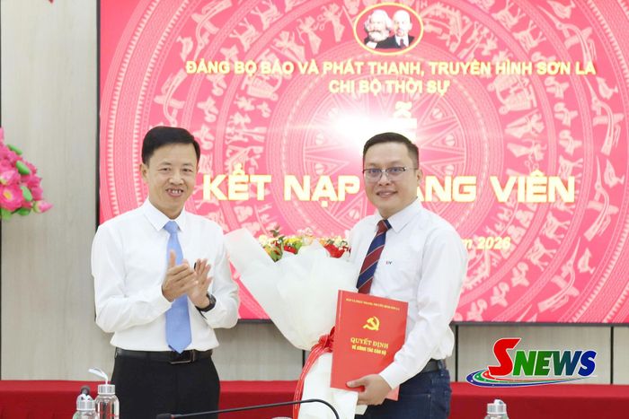 Lãnh đạo Đảng ủy Báo và Phát thanh, truyền hình Sơn La trao quyết định và tặng hoa chúc mừng đảng viên Nguyễn Trung Hiếu, Chi bộ Thời sự.