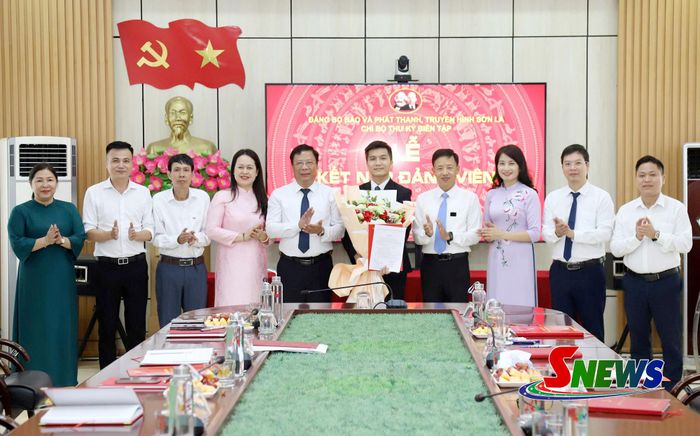 Lãnh đạo Đảng ủy, các chi bộ chúc mừng đảng viên Cầm Ngọc Giang, Chi bộ Thư ký biên tập.
