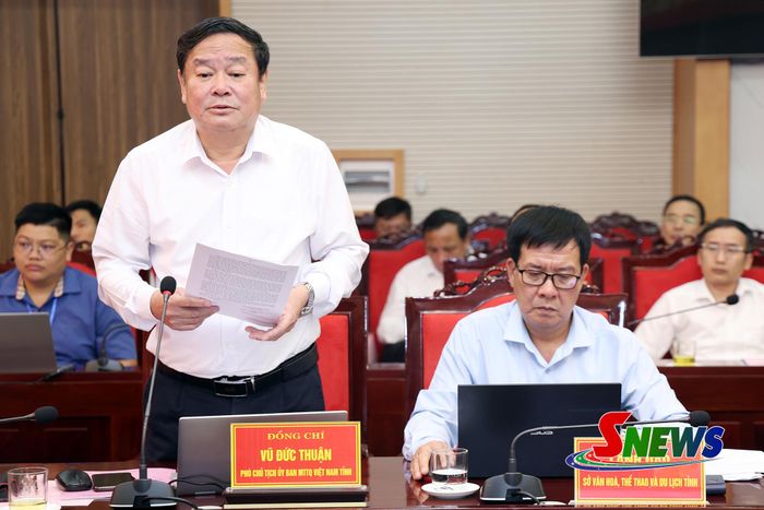 Đồng chí Phó Chủ tịch Ủy ban MTTQ Việt Nam tỉnh, Chủ tịch Hội Nông dân tỉnh thông tin một số nội dung về công tác tổ chức Đại hội đại biểu Hiệp hội Doanh nghiệp tỉnh.
