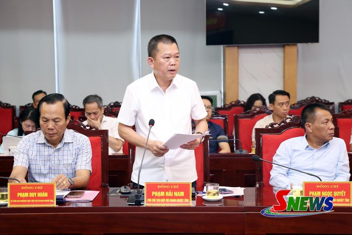 Lãnh đạo Công ty CP Giống bò sữa Mộc Châu kiến nghị tháo gỡ khó khăn tại hội nghị.