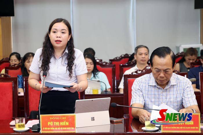 Lãnh đạo VNPT Sơn La thông tin về công tác chuyển đổi số trong doanh nghiệp trên địa bàn.