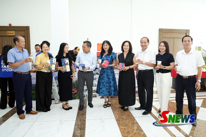 Đồng chí Chủ tịch UBND tỉnh và các đại biểu tham quan gia hàng trưng bày của Công ty CP Phúc Sinh Sơn La.