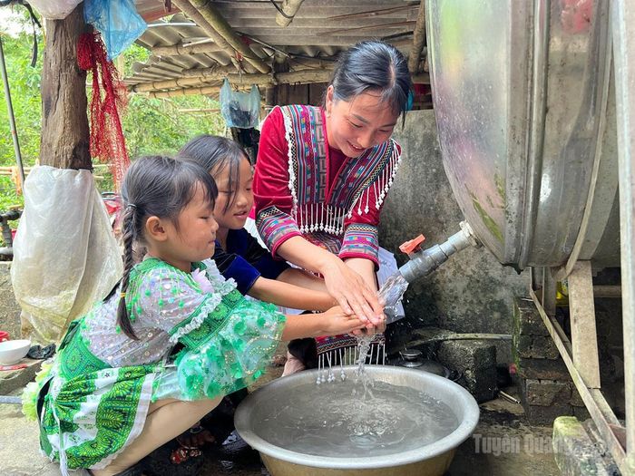 Người dân thôn Ngòi Khù được sử dụng nước sạch, đảm bảo an toàn.