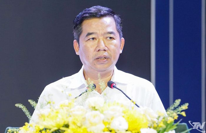 Lãnh đạo Liên đoàn lao động truyền đạt nội dung tập huấn.