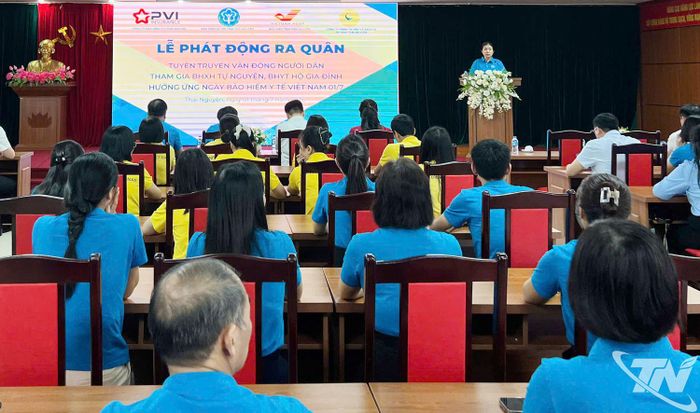 Lãnh đạo Bảo hiểm xã hội tỉnh phát biểu tại Lễ ra quân.