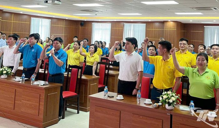 Các đại biểu tham dự Lễ phát động thể hiện quyết tâm hoàn thành các chỉ tiêu phát triển người tham gia BHXH, BHYT năm 2026.