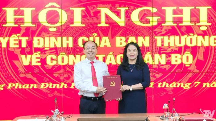 Đồng chí Nguyễn Đăng Bình trao quyết định của Ban Thường vụ Tỉnh ủy cho đồng chí Hoàng Thị Minh Thu.
