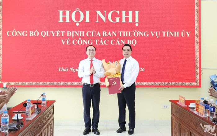 Đồng chí Nguyễn Đăng Bình trao quyết định của Ban Thường vụ Tỉnh ủy cho đồng chí Lê Quang Minh.