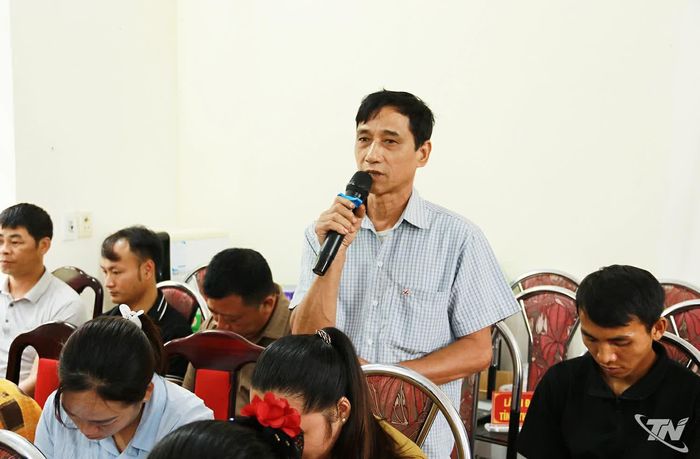 Cử tri thôn Cao Thượng phát biểu tại buổi tiếp xúc.