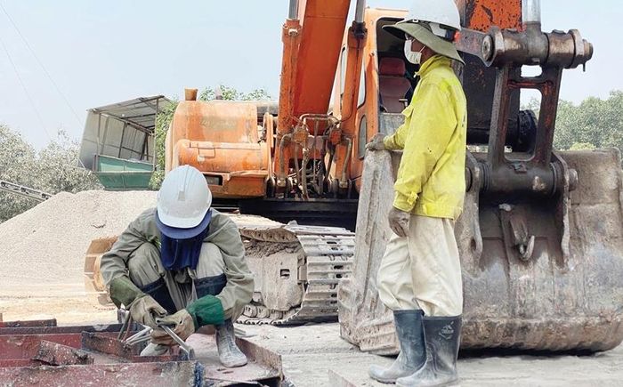 Các đơn vị thi công cao tốc Cam Lộ - La Sơn đã huy động lực lượng với hơn 1.000 kỹ sư, công nhân làm việc