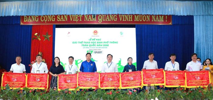 Đại diện Sở Giáo dục và Đào tạo TP. Huế (ngoài cùng bên trái) nhận giải khuyến khích toàn đoàn môn điền kinh