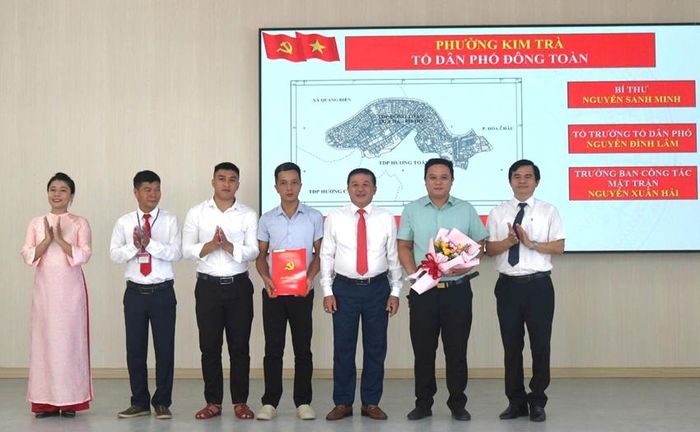 Lãnh đạo phường Kim Trà trao quyết định, tặng hoa chúc mừng các bí thư, tổ trưởng, trưởng ban công tác Mặt trận TDP mới