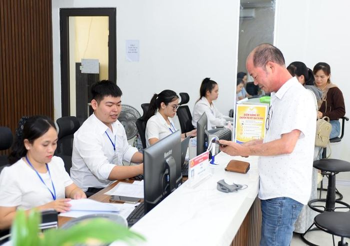  Người dân đến giải quyết thủ tục hành chính tại phường Vỹ Dạ, TP. Huế